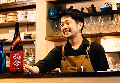 日本酒を勧めるオーナー